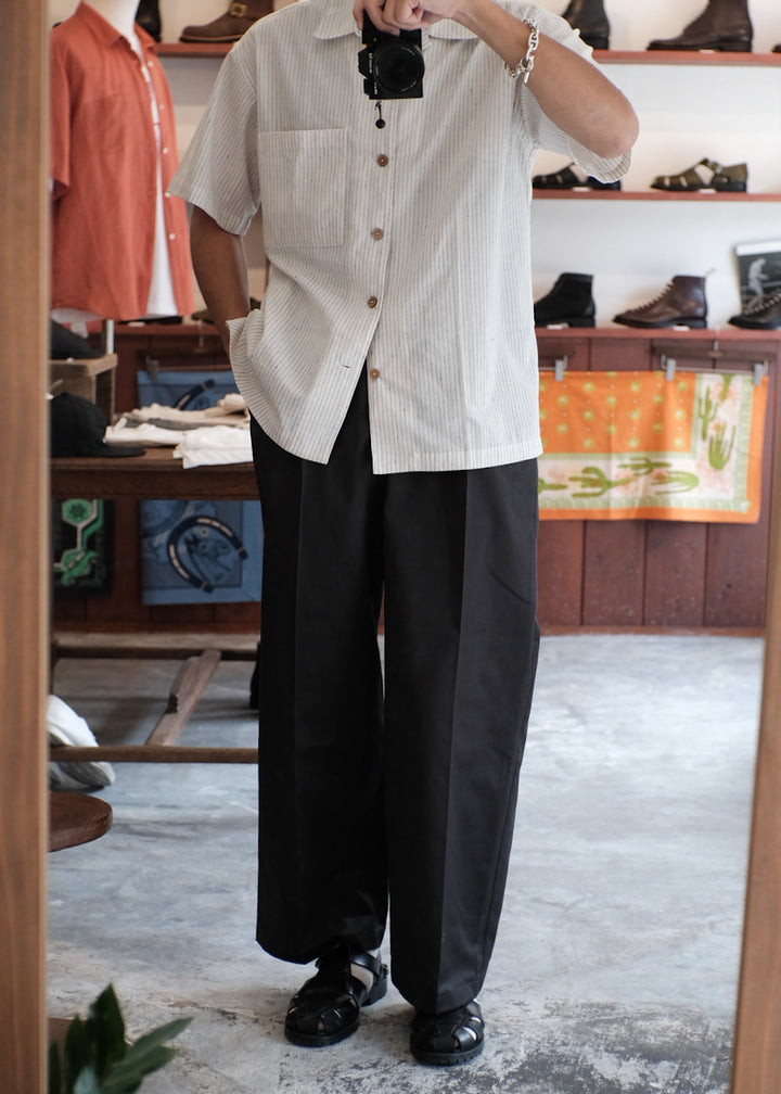 【PATHLOW】MANUAL ALPHABET CHINO ONE TUCK BUGGY PANTS CHARCOAL
