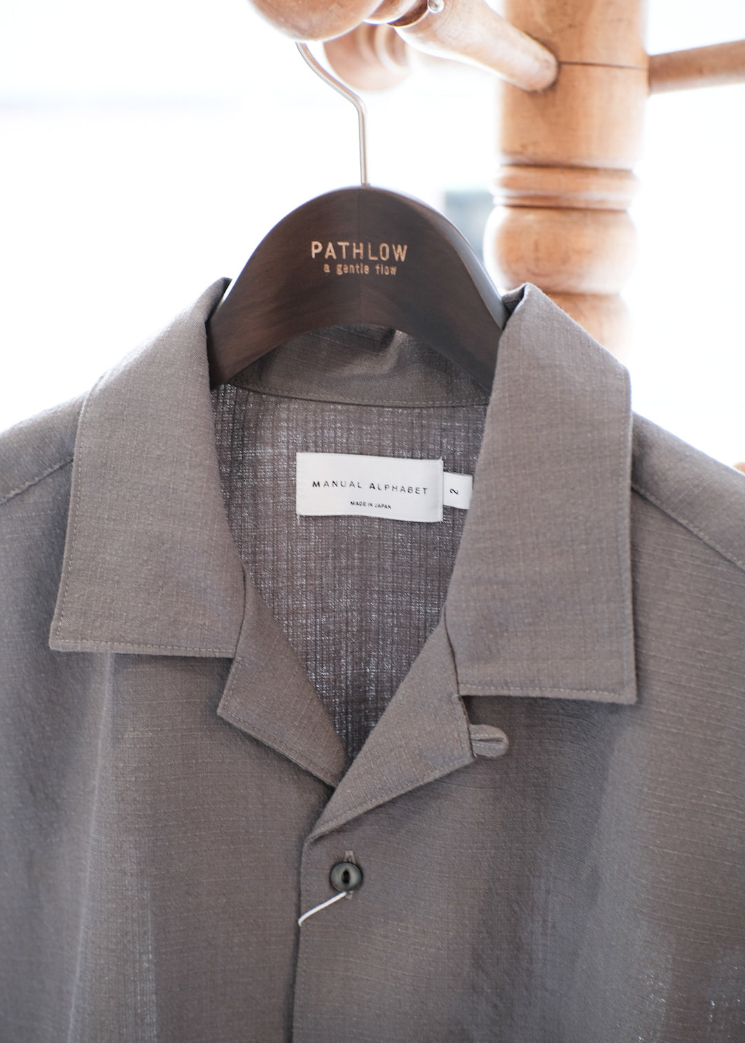 【PATHLOW】MANUAL ALPHABET RICH BUTCHER S/S OPEN COLLAR SHIRTS GREY