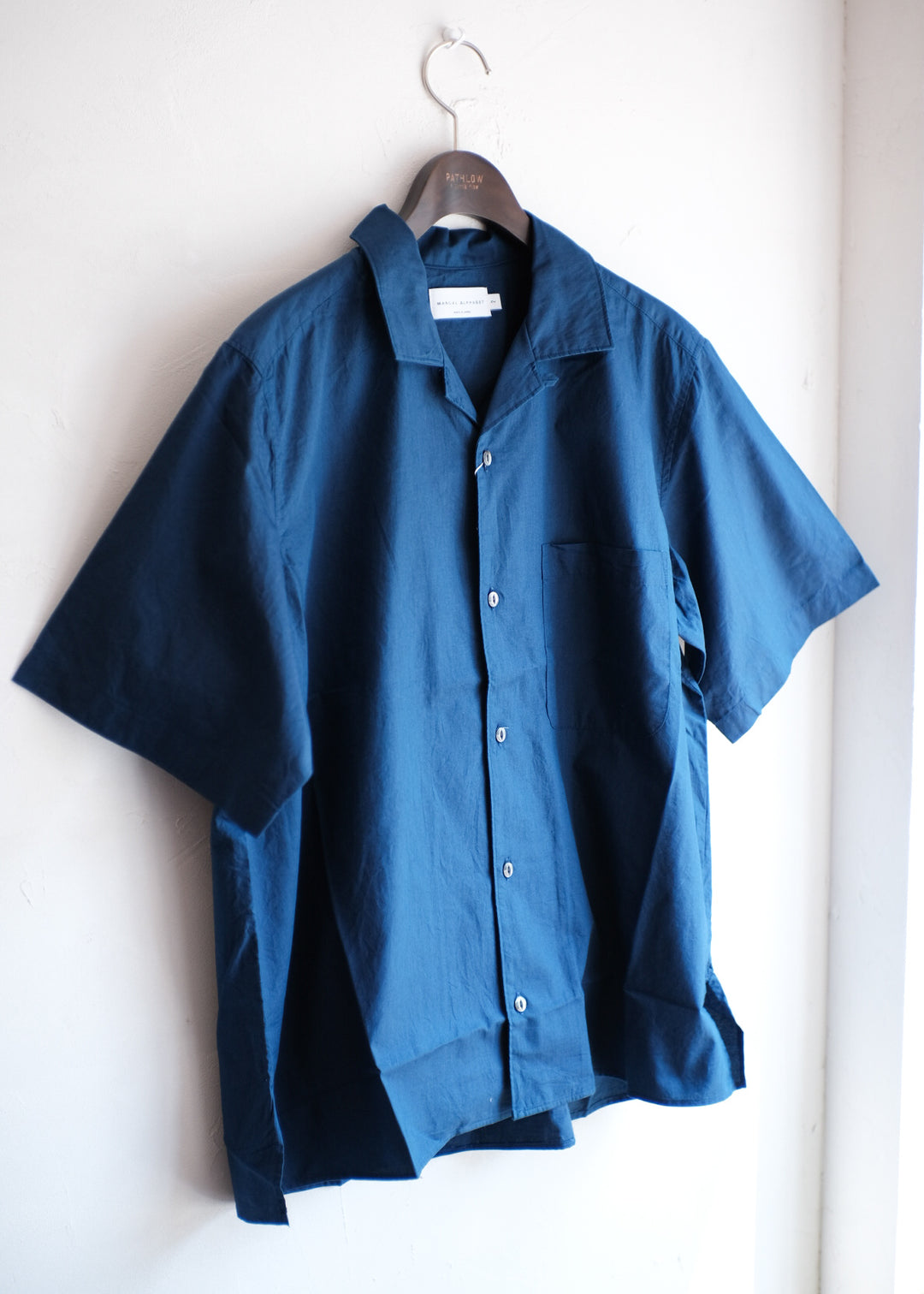 【PATHLOW】MANUAL ALPHABET INDIGO CHAMBRAY OPEN COLLAR SHIRTS