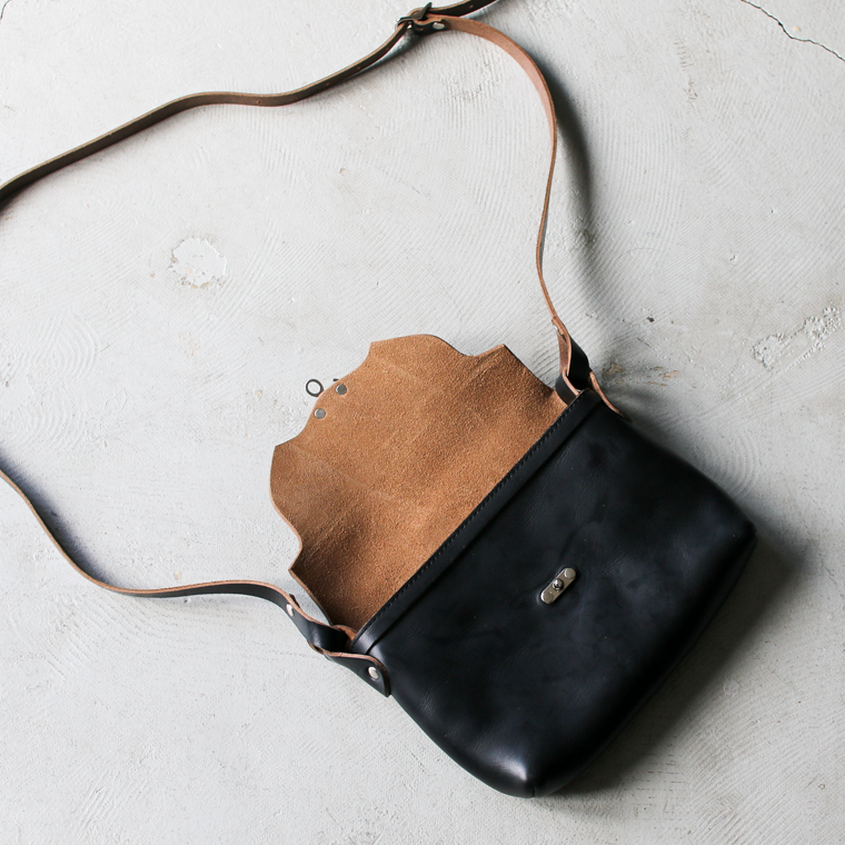 FERNAND LEATHER フェルナンドレザー Horizontal Latch Pouch M ブラック