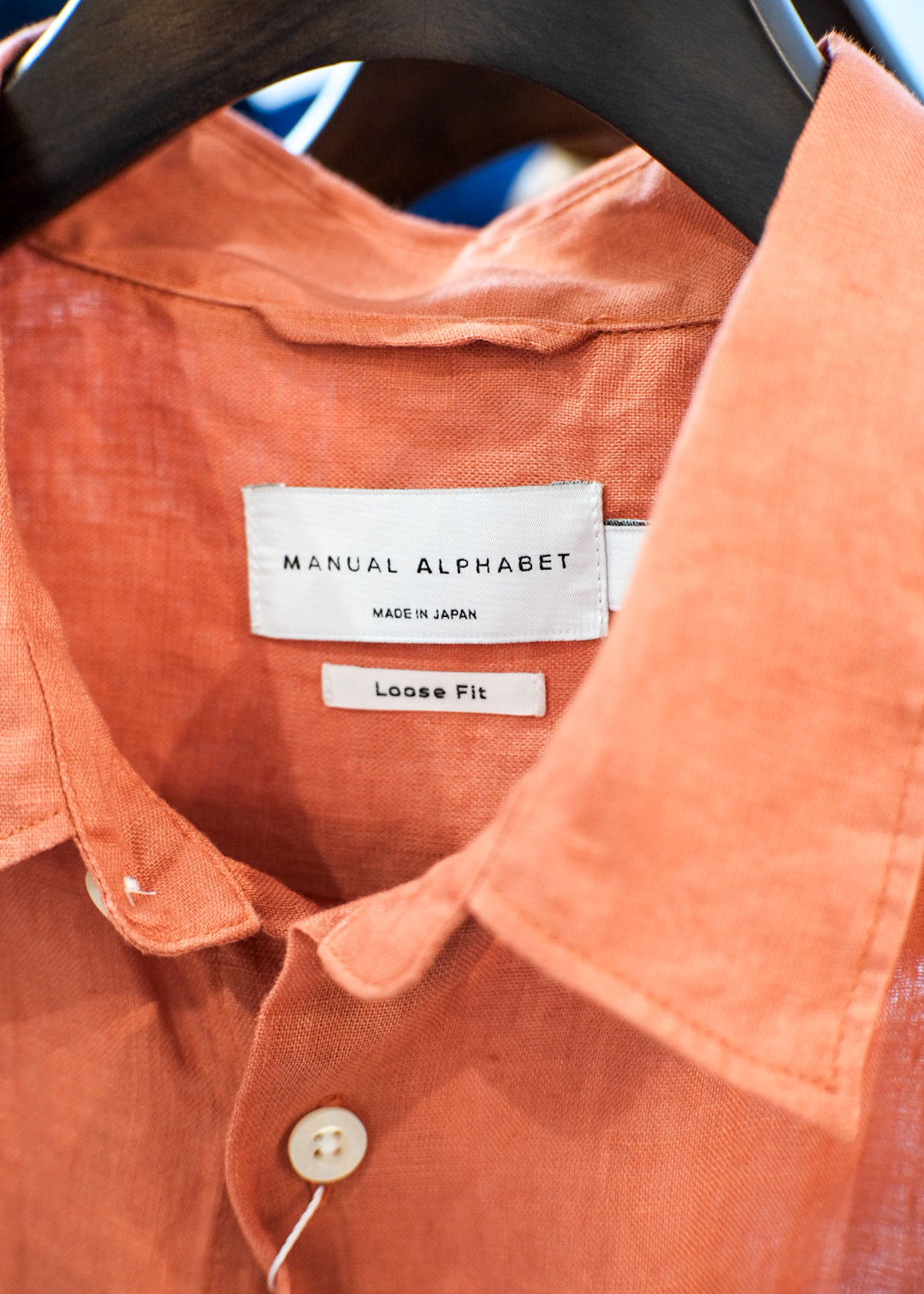 【PATHLOW】MANUAL ALPHABET 60/1 LINEN CANVAS LOOSE FIT R/C S/S SHIRTS TERRACOTTA