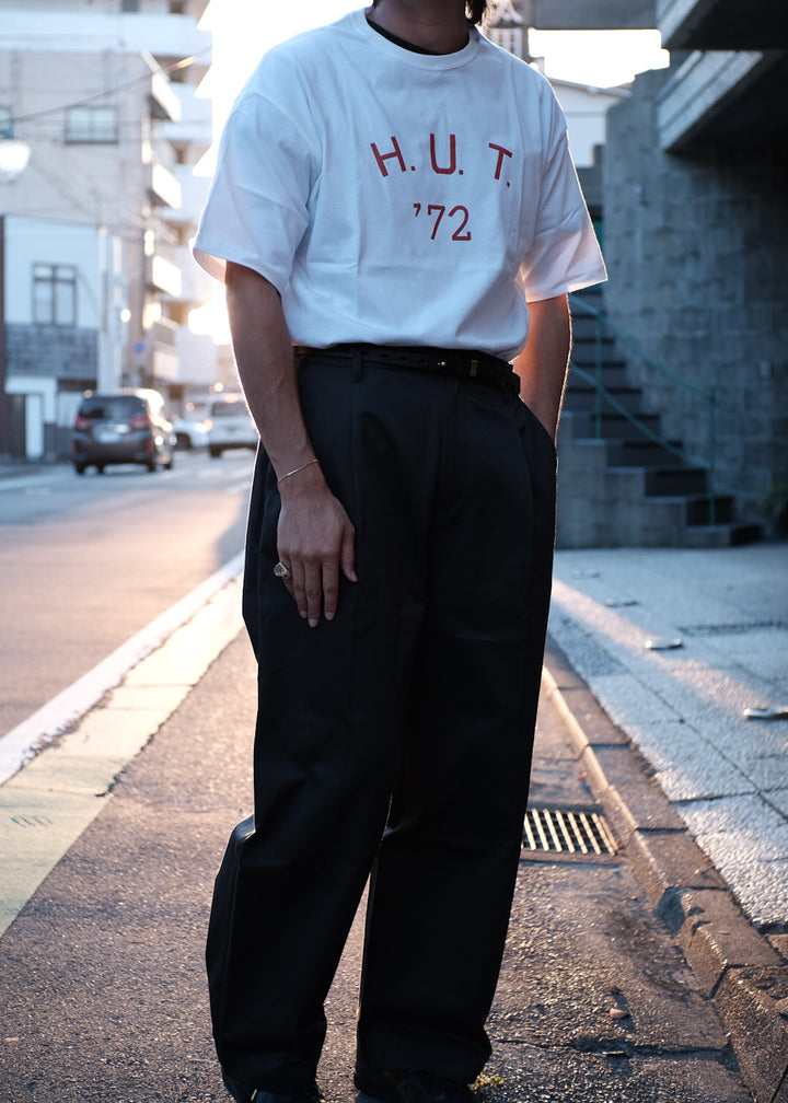 【PATHLOW】MANUAL ALPHABET CHINO ONE TUCK BUGGY PANTS CHARCOAL