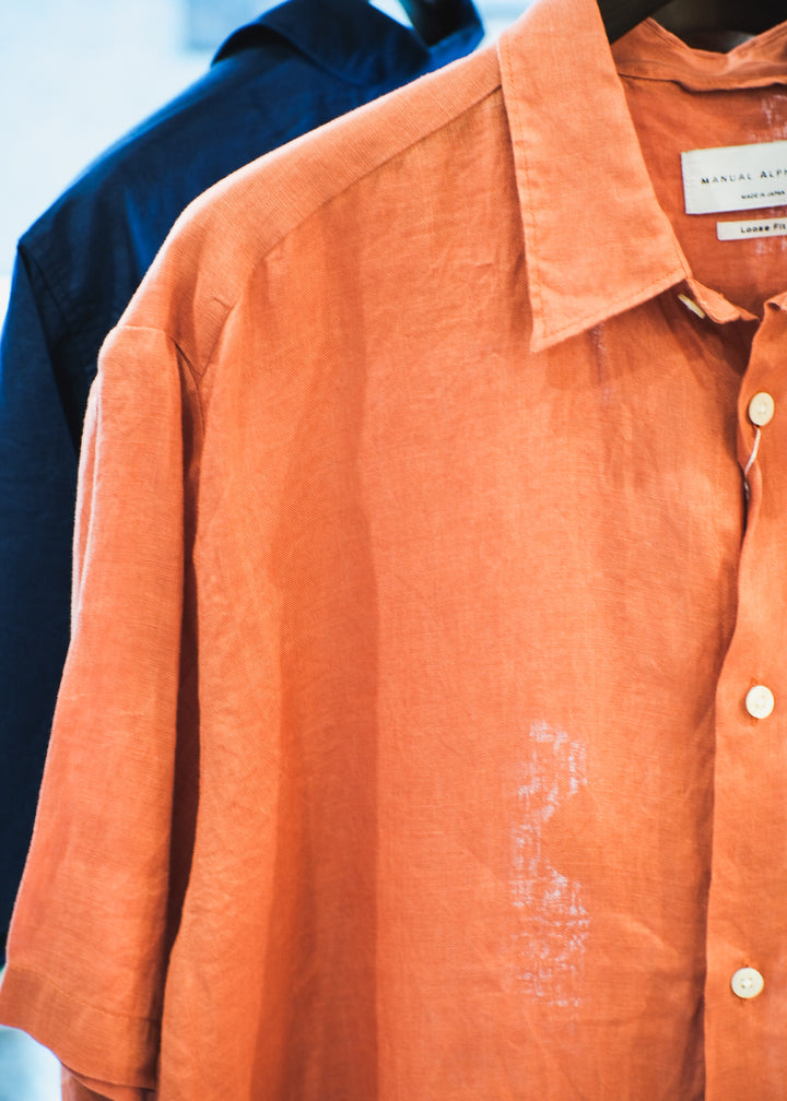 【PATHLOW】MANUAL ALPHABET 60/1 LINEN CANVAS LOOSE FIT R/C S/S SHIRTS TERRACOTTA