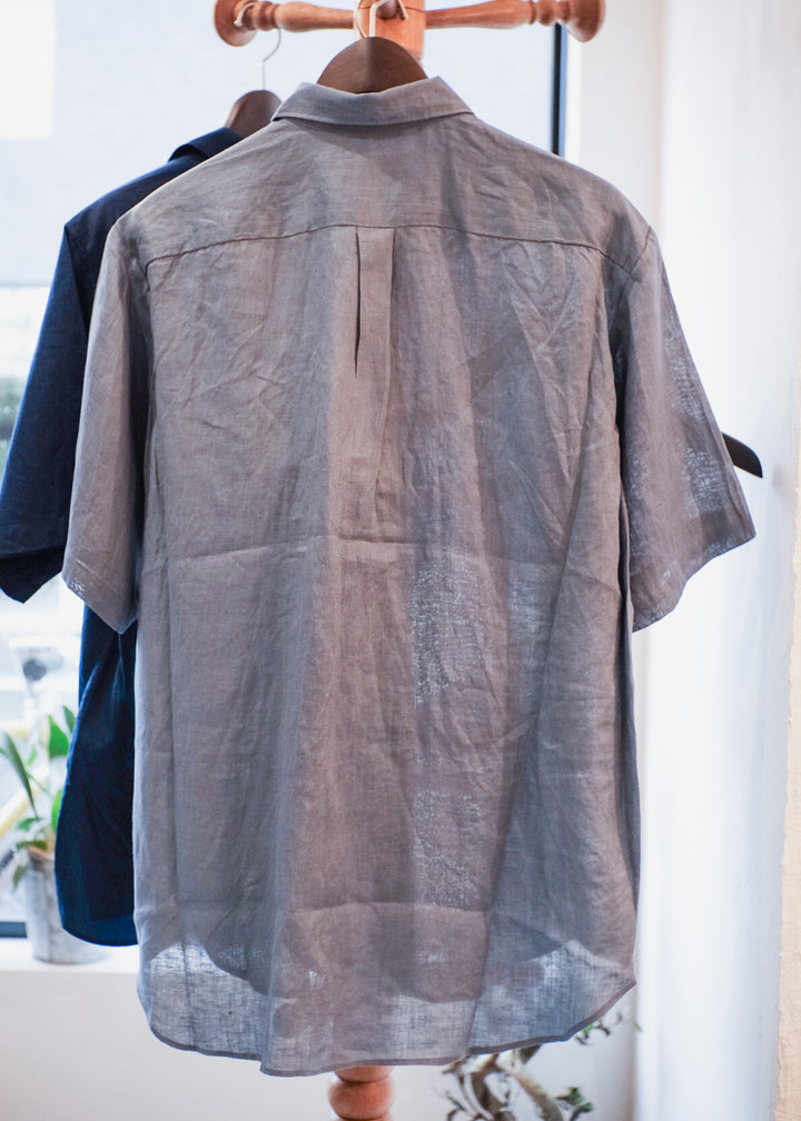 【PATHLOW】MANUAL ALPHABET 60/1 LINEN CANVAS LOOSE FIT R/C S/S SHIRTS BLUE