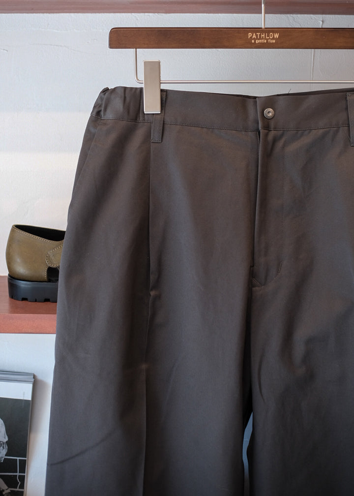 【PATHLOW】MANUAL ALPHABET CHINO ONE TUCK BUGGY PANTS CHARCOAL