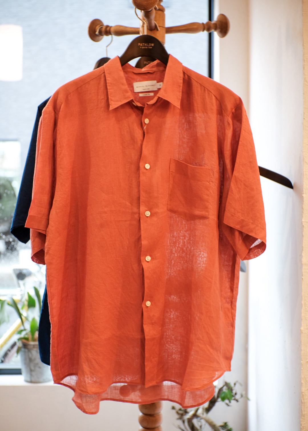 【PATHLOW】MANUAL ALPHABET 60/1 LINEN CANVAS LOOSE FIT R/C S/S SHIRTS TERRACOTTA