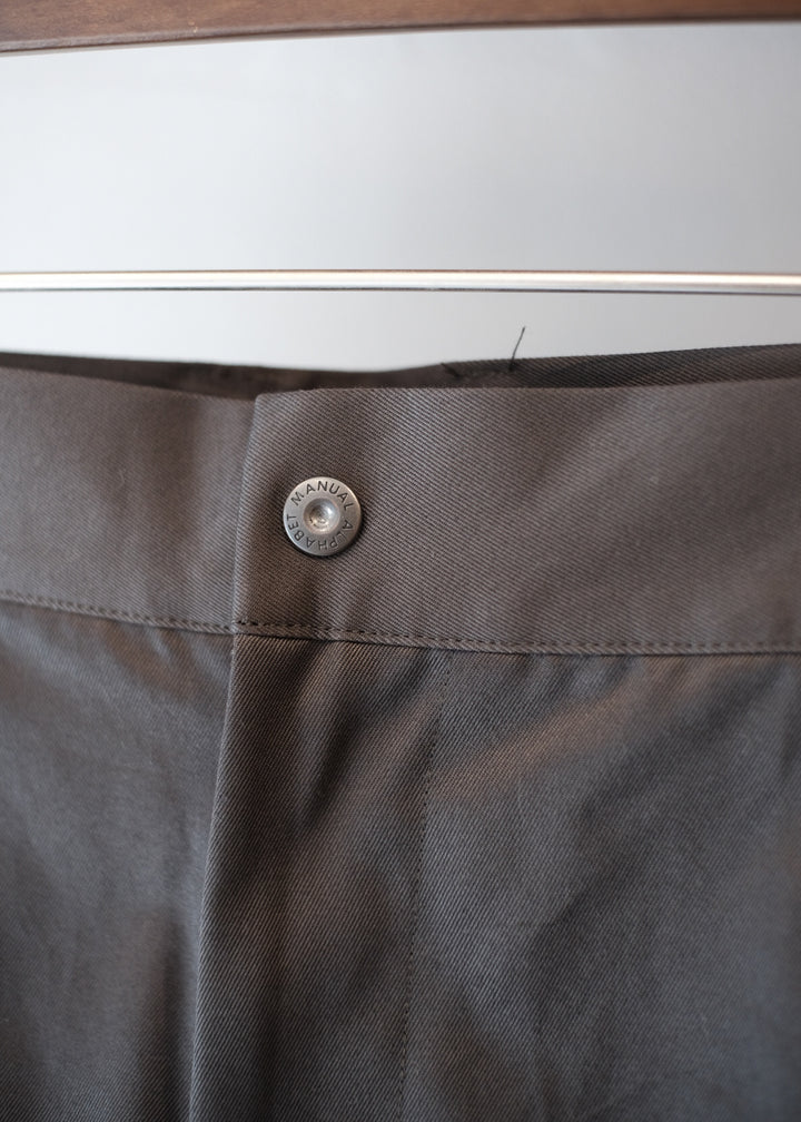 【PATHLOW】MANUAL ALPHABET CHINO ONE TUCK BUGGY PANTS CHARCOAL