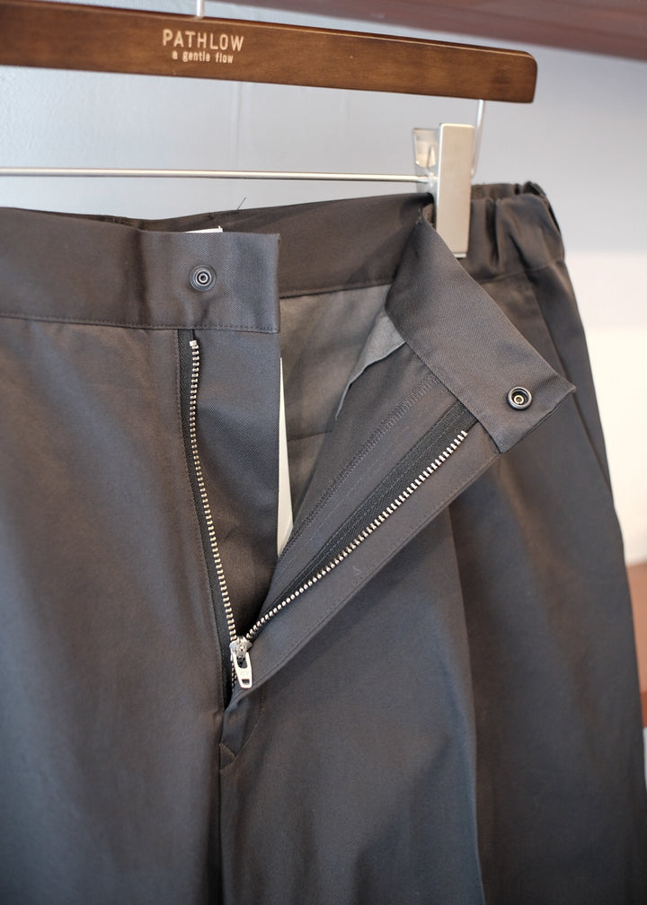 【PATHLOW】MANUAL ALPHABET CHINO ONE TUCK BUGGY PANTS CHARCOAL