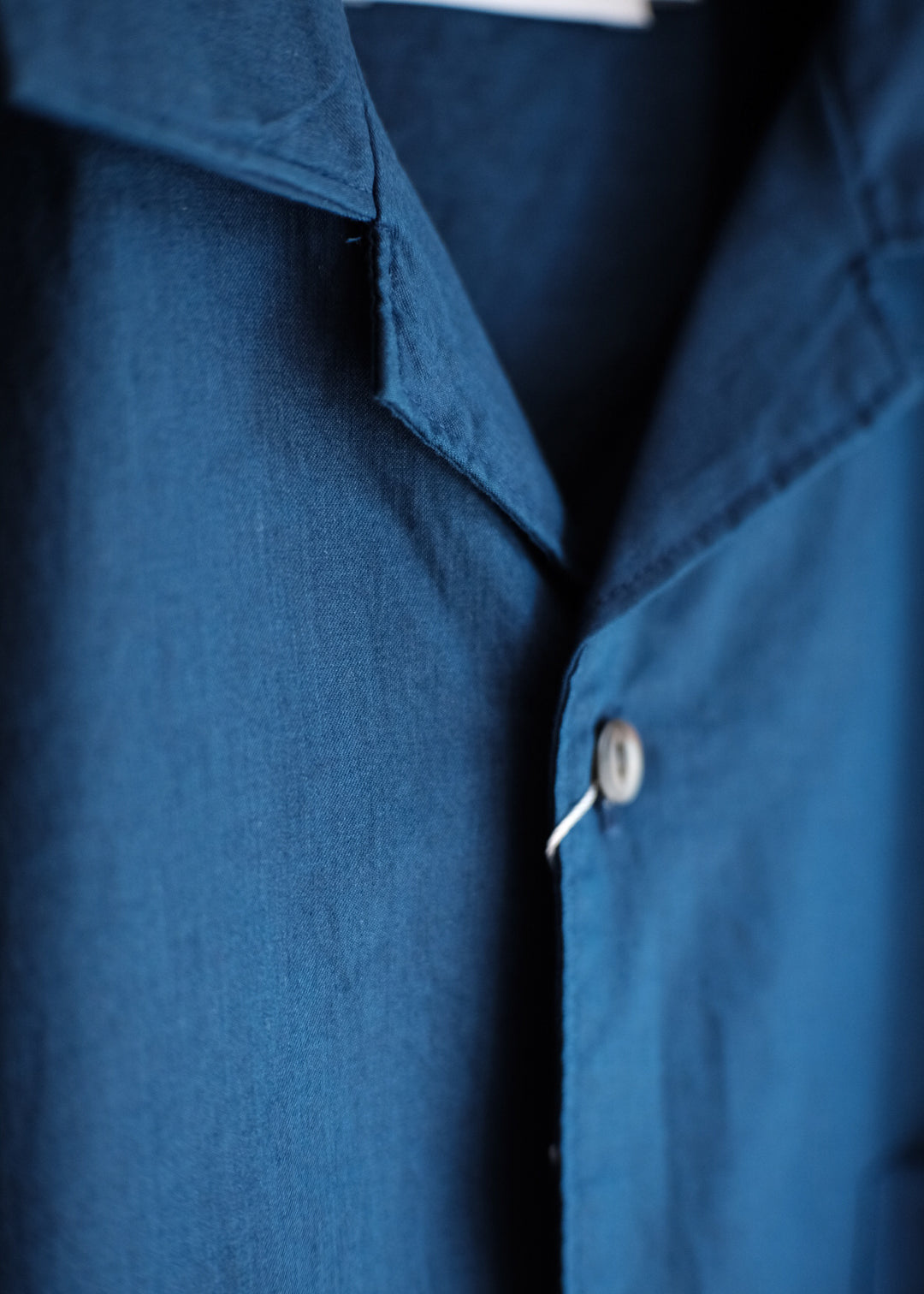 【PATHLOW】MANUAL ALPHABET INDIGO CHAMBRAY OPEN COLLAR SHIRTS
