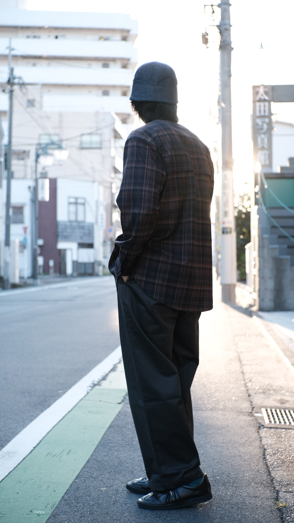 【PATHLOW】MANUAL ALPHABET CHINO ONE TUCK BUGGY PANTS CHARCOAL