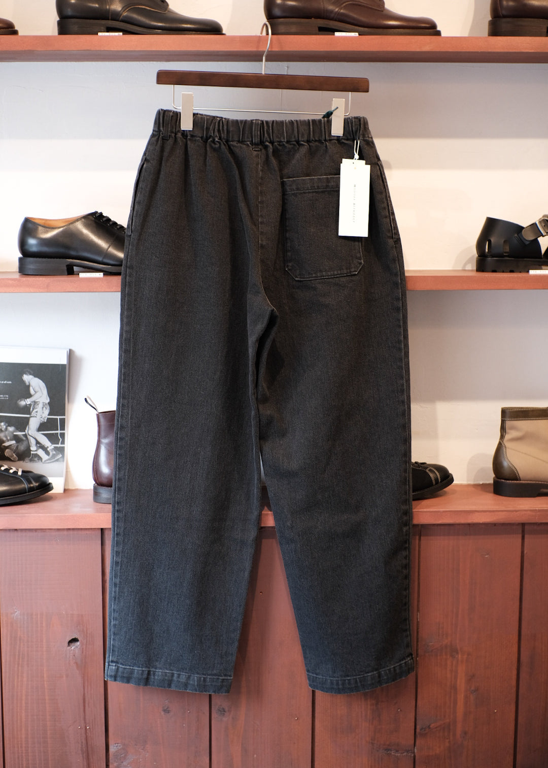 【PATHLOW】MANUAL ALPHABET 12oz BLACK DENIM EASY PANTS フェード加工