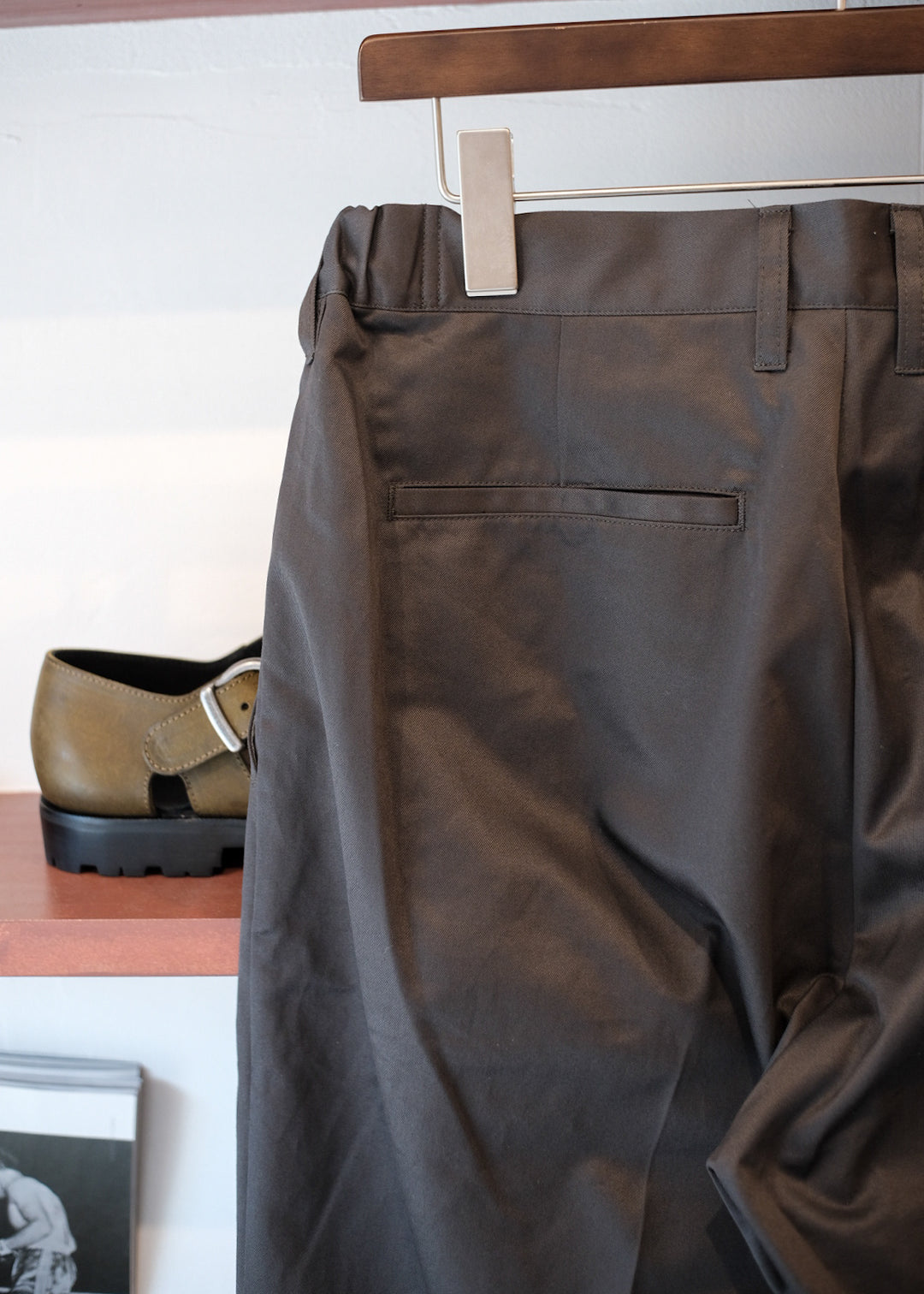 【PATHLOW】MANUAL ALPHABET CHINO ONE TUCK BUGGY PANTS CHARCOAL
