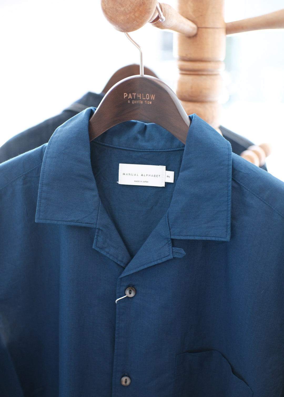 【PATHLOW】MANUAL ALPHABET INDIGO CHAMBRAY OPEN COLLAR SHIRTS