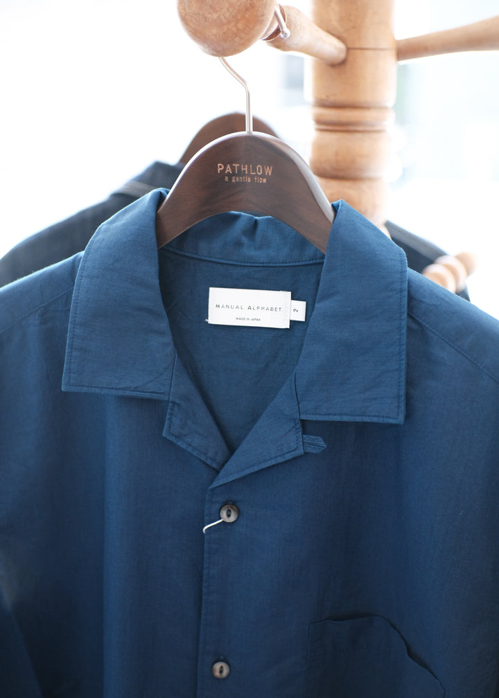 【PATHLOW】MANUAL ALPHABET INDIGO CHAMBRAY OPEN COLLAR SHIRTS