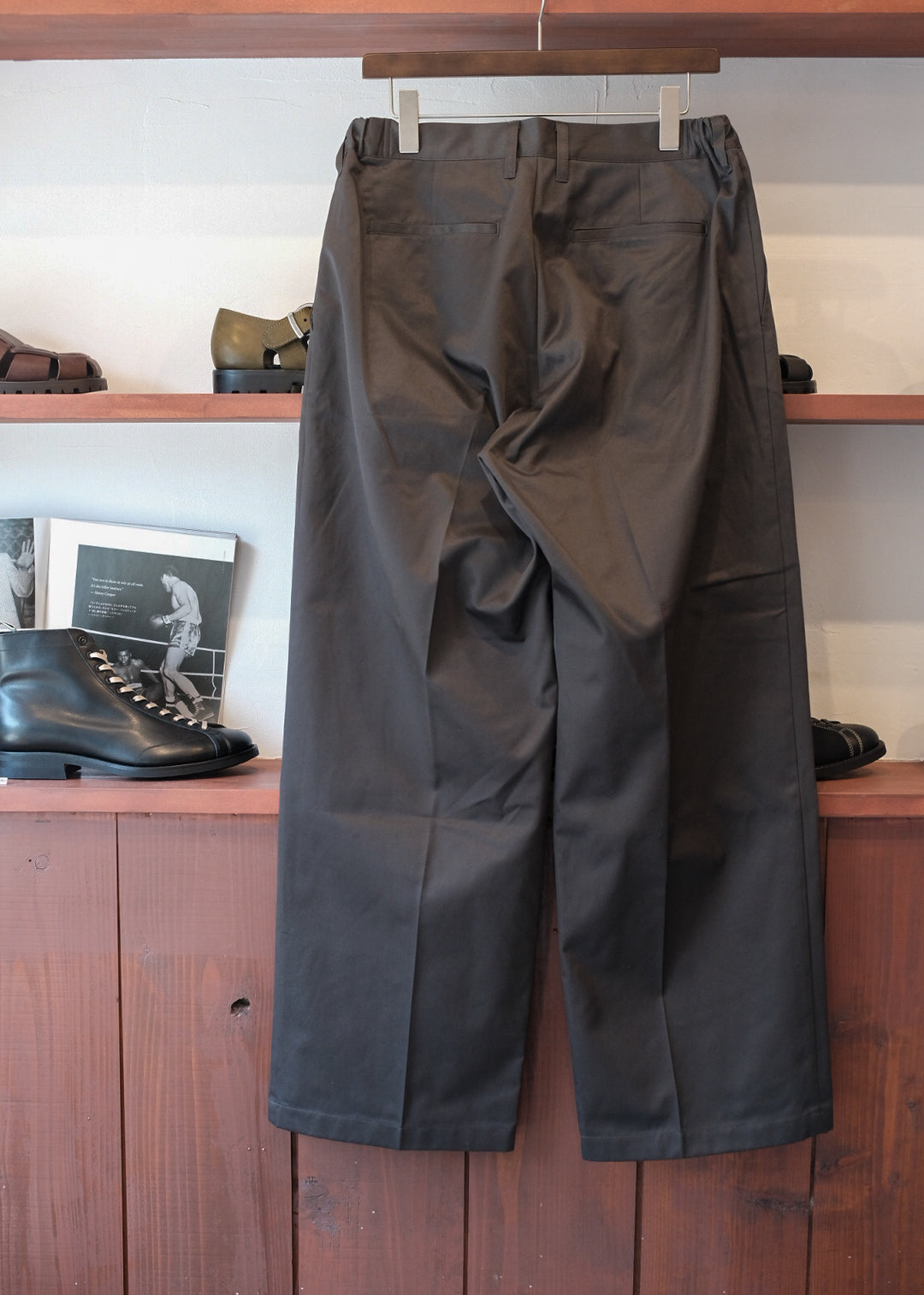 【PATHLOW】MANUAL ALPHABET CHINO ONE TUCK BUGGY PANTS CHARCOAL