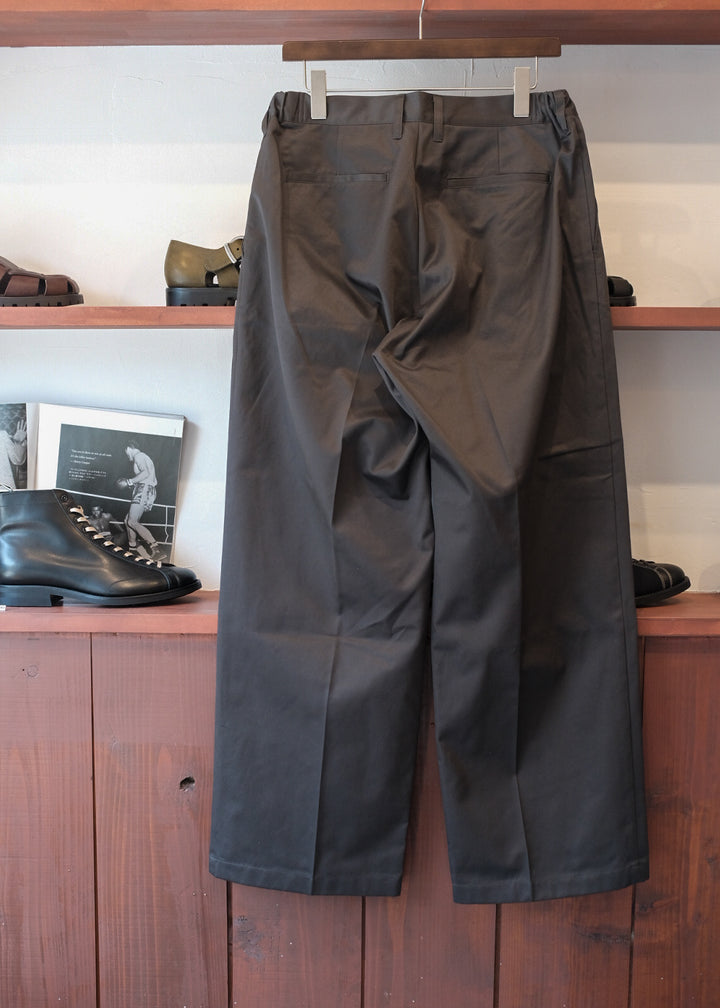 【PATHLOW】MANUAL ALPHABET CHINO ONE TUCK BUGGY PANTS CHARCOAL
