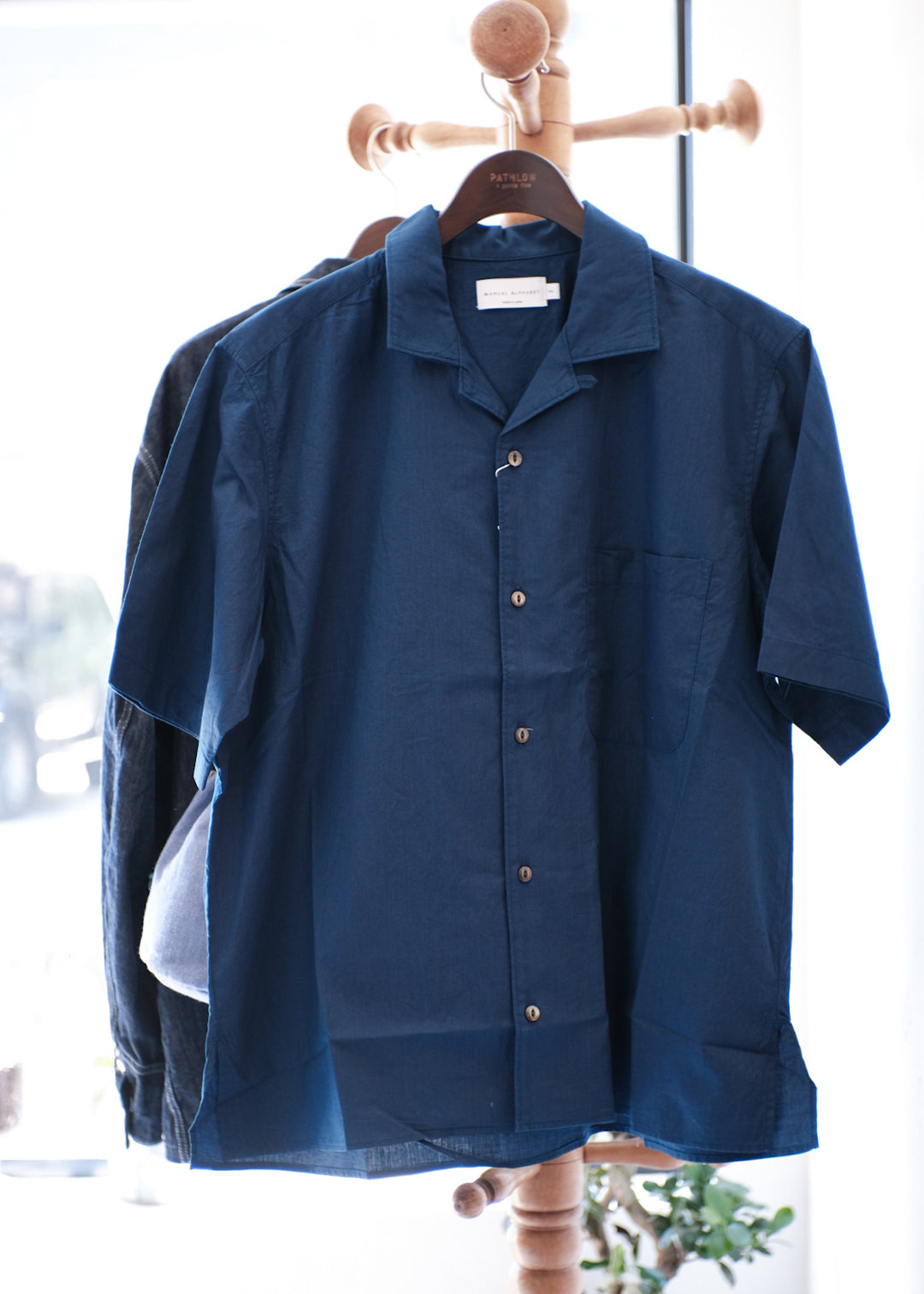 【PATHLOW】MANUAL ALPHABET INDIGO CHAMBRAY OPEN COLLAR SHIRTS
