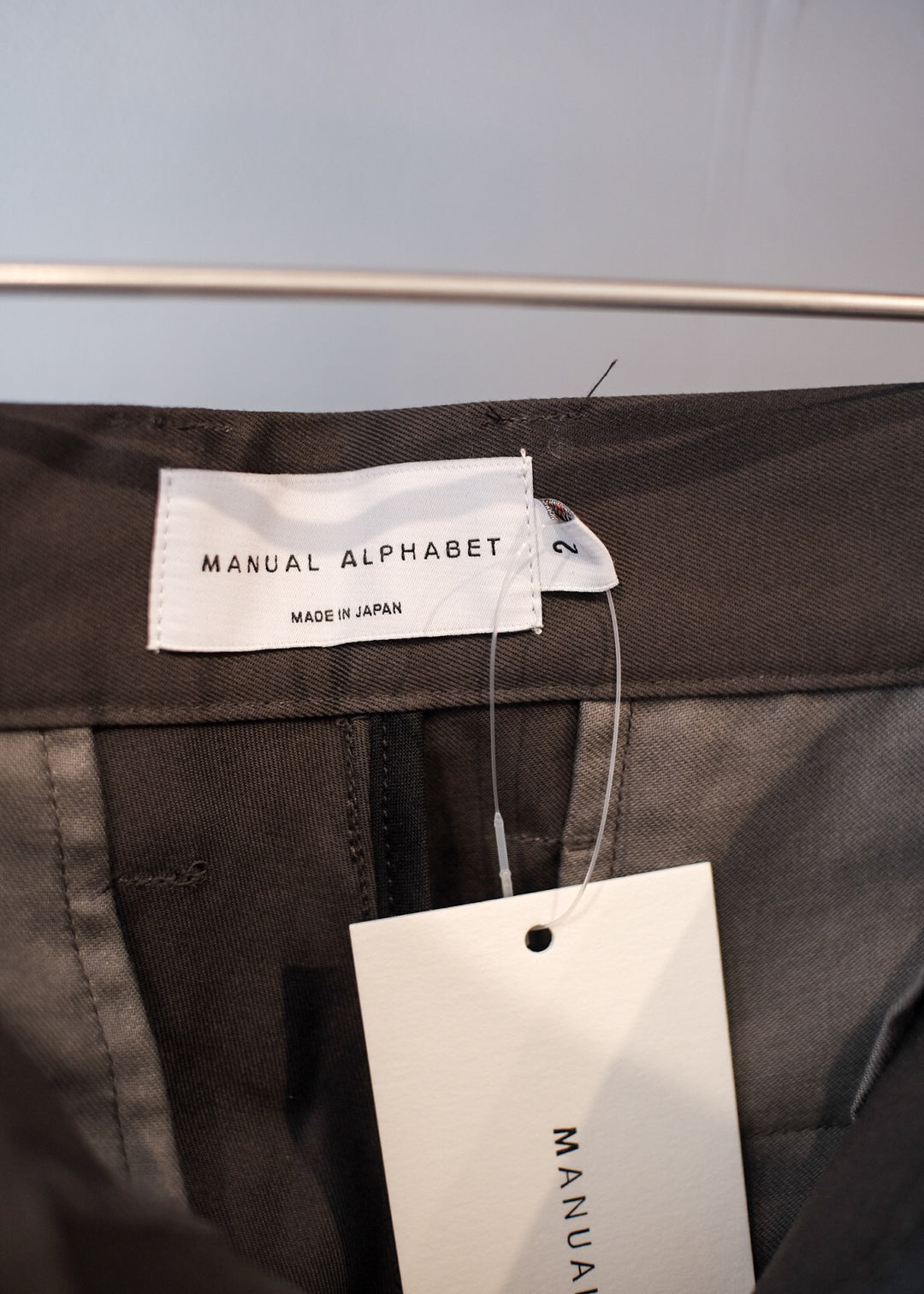 【PATHLOW】MANUAL ALPHABET CHINO ONE TUCK BUGGY PANTS CHARCOAL