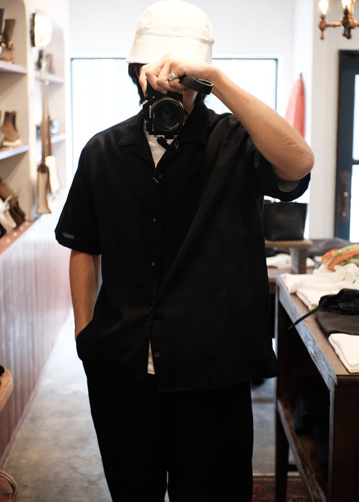 【PATHLOW】MANUAL ALPHABET RICH BUTCHER S/S OPEN COLLAR SHIRTS BLACK