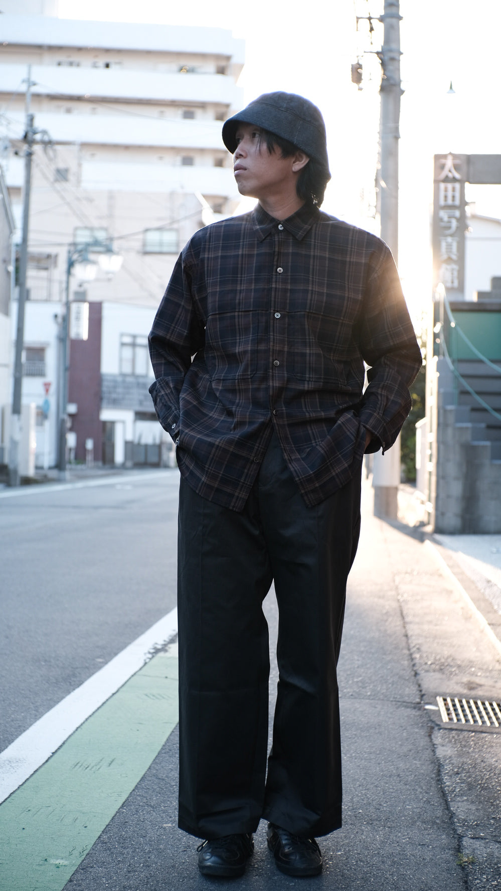 【PATHLOW】MANUAL ALPHABET CHINO ONE TUCK BUGGY PANTS CHARCOAL