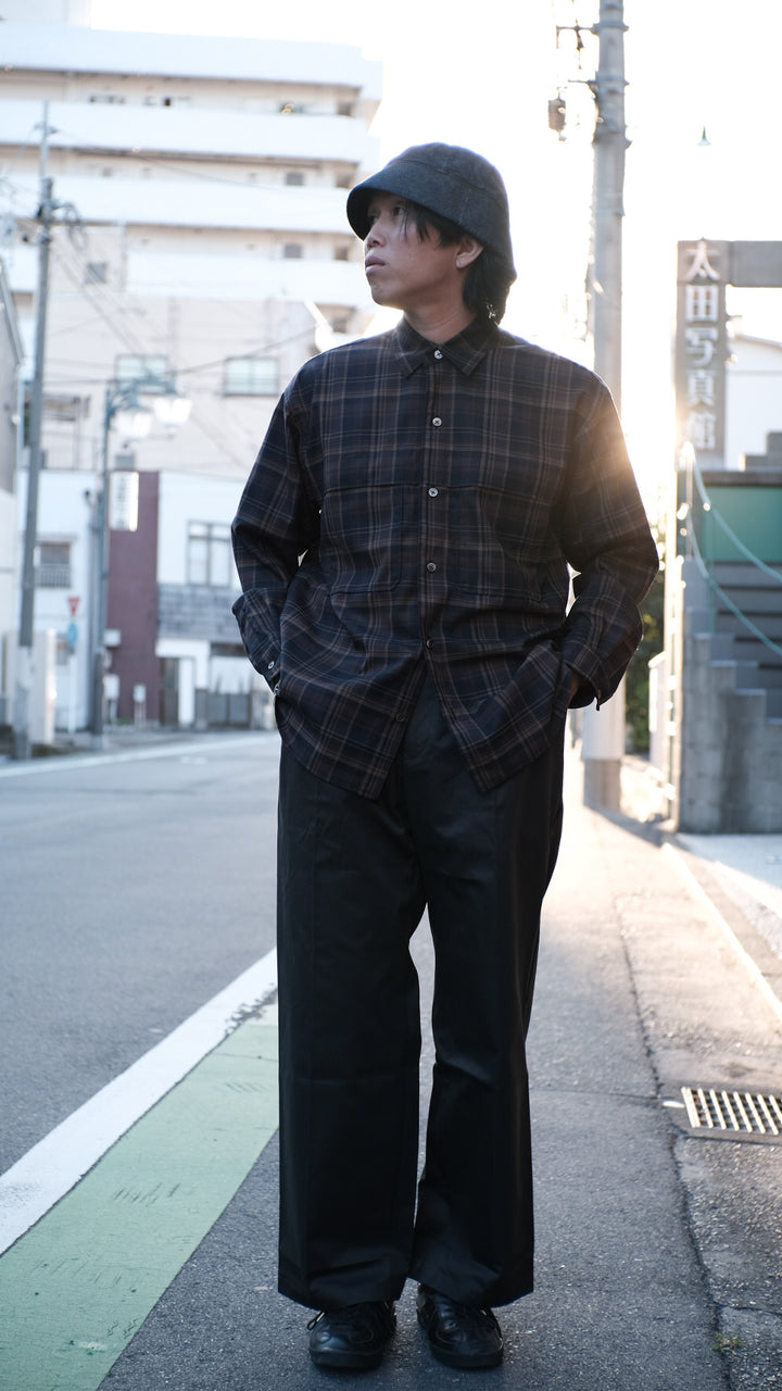 【PATHLOW】MANUAL ALPHABET CHINO ONE TUCK BUGGY PANTS CHARCOAL