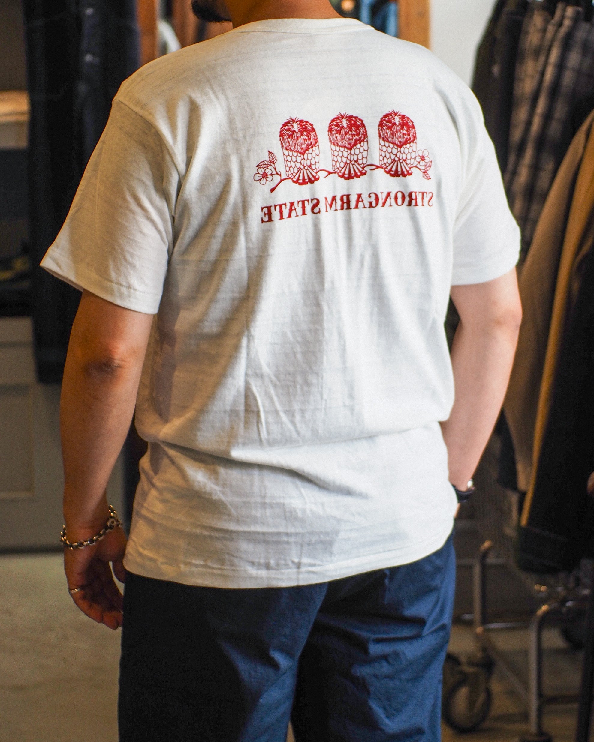 GOODENOUGH プルオーバーシャツ赤白 John Gluckow Lot JG-CS06 Strongarm Owls White｜プリントTシャツ