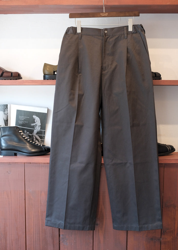 【PATHLOW】MANUAL ALPHABET CHINO ONE TUCK BUGGY PANTS CHARCOAL