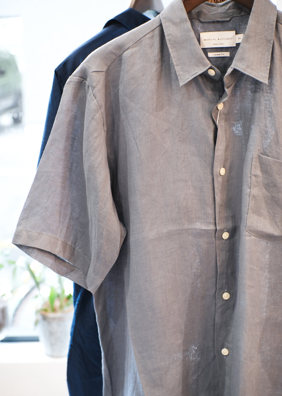【PATHLOW】MANUAL ALPHABET 60/1 LINEN CANVAS LOOSE FIT R/C S/S SHIRTS BLUE