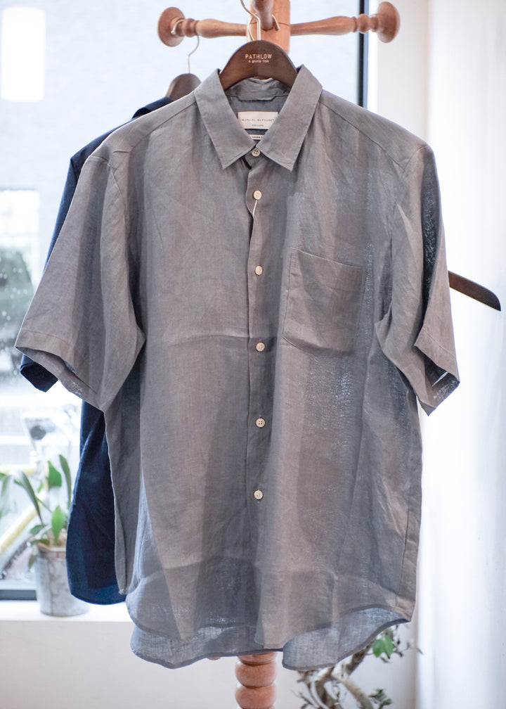 【PATHLOW】MANUAL ALPHABET 60/1 LINEN CANVAS LOOSE FIT R/C S/S SHIRTS BLUE