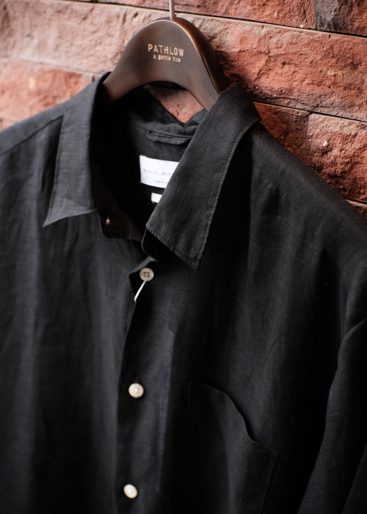 【PATHLOW】MANUAL ALPHABET 60/1 LINEN CANVAS LOOSE FIT R/C S/S SHIRTS