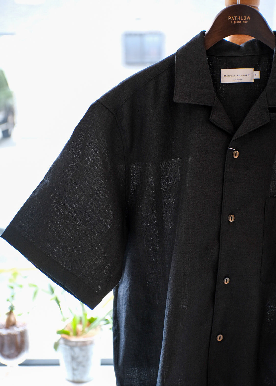 【PATHLOW】MANUAL ALPHABET RICH BUTCHER S/S OPEN COLLAR SHIRTS BLACK