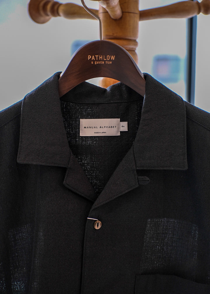 【PATHLOW】MANUAL ALPHABET RICH BUTCHER S/S OPEN COLLAR SHIRTS BLACK