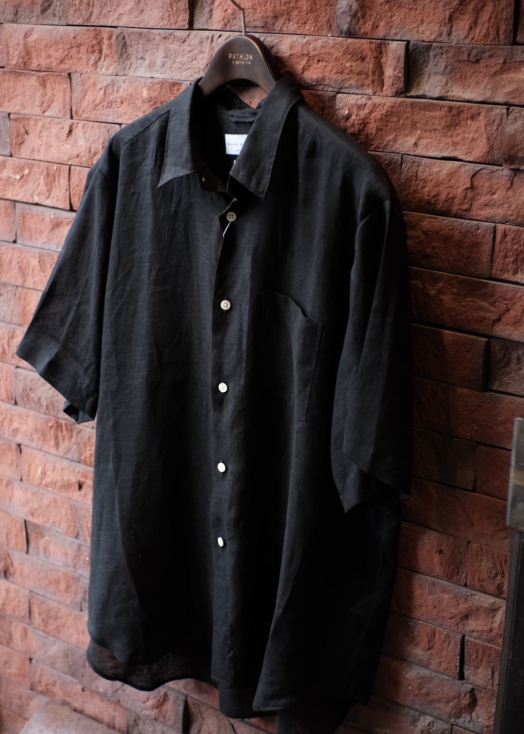 【PATHLOW】MANUAL ALPHABET 60/1 LINEN CANVAS LOOSE FIT R/C S/S SHIRTS