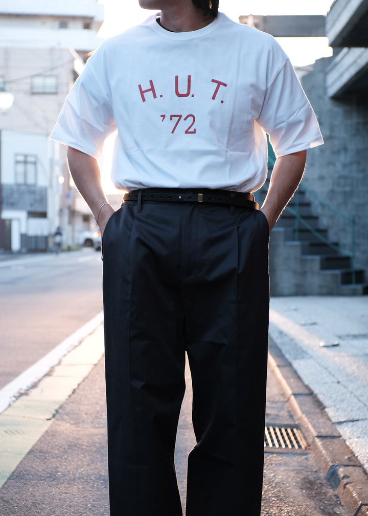 【PATHLOW】MANUAL ALPHABET CHINO ONE TUCK BUGGY PANTS CHARCOAL