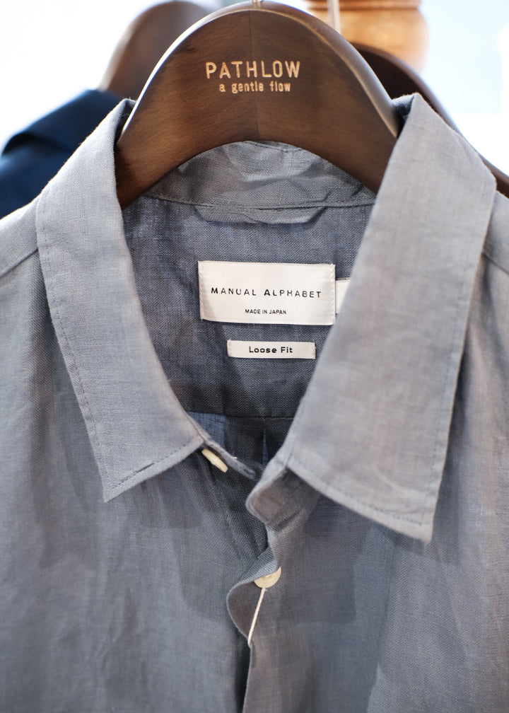 【PATHLOW】MANUAL ALPHABET 60/1 LINEN CANVAS LOOSE FIT R/C S/S SHIRTS BLUE