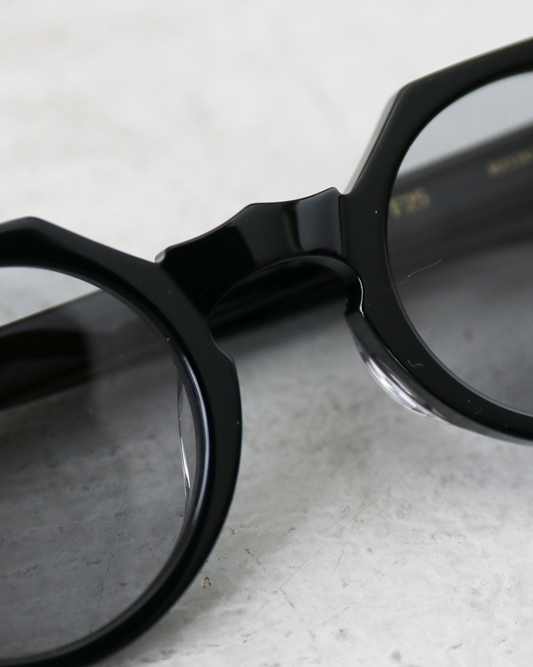 Few by New. F25 Black ×Gray Lenses