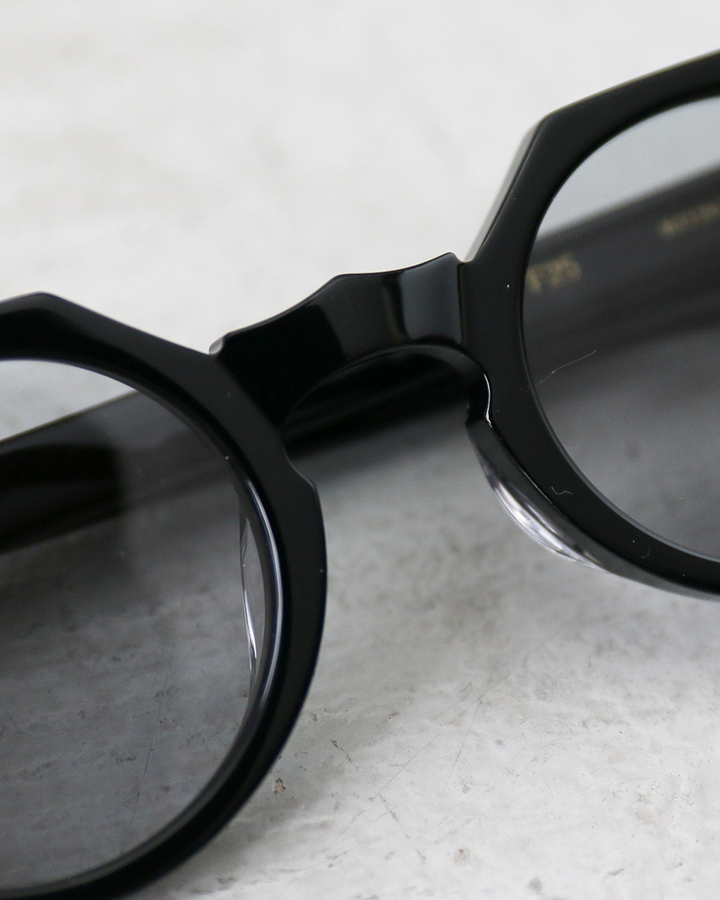 Few by New. F25 Black ×Gray Lenses