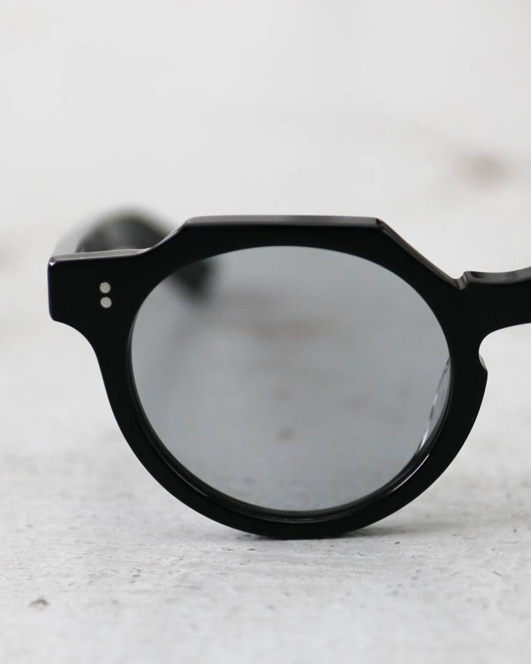 Few by New. F25 Black ×Gray Lenses