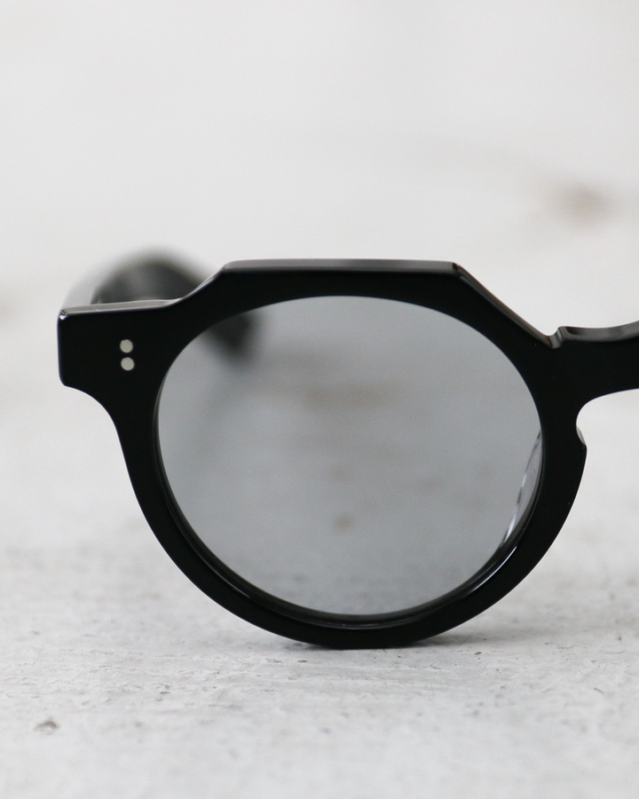 Few by New. F25 Black ×Gray Lenses