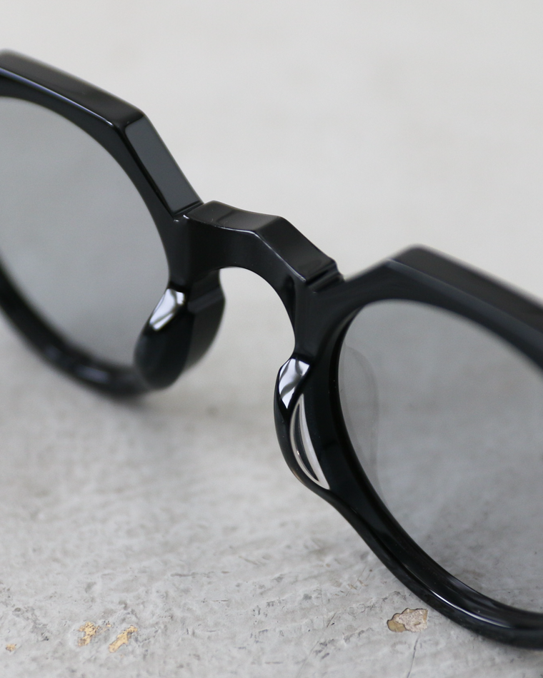 Few by New. F25 Black ×Gray Lenses