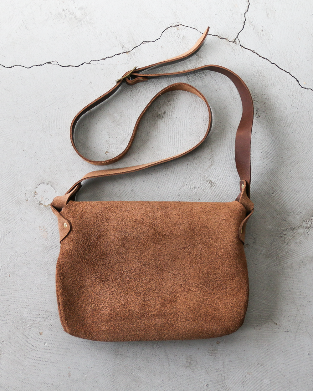 FERNAND LEATHER フェルナンドレザー iPad Latch Pouch Sand Suede