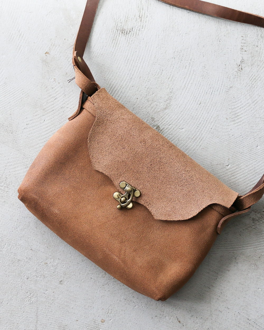 FERNAND LEATHER フェルナンドレザー Horizontal Latch Pouch Sand Suede