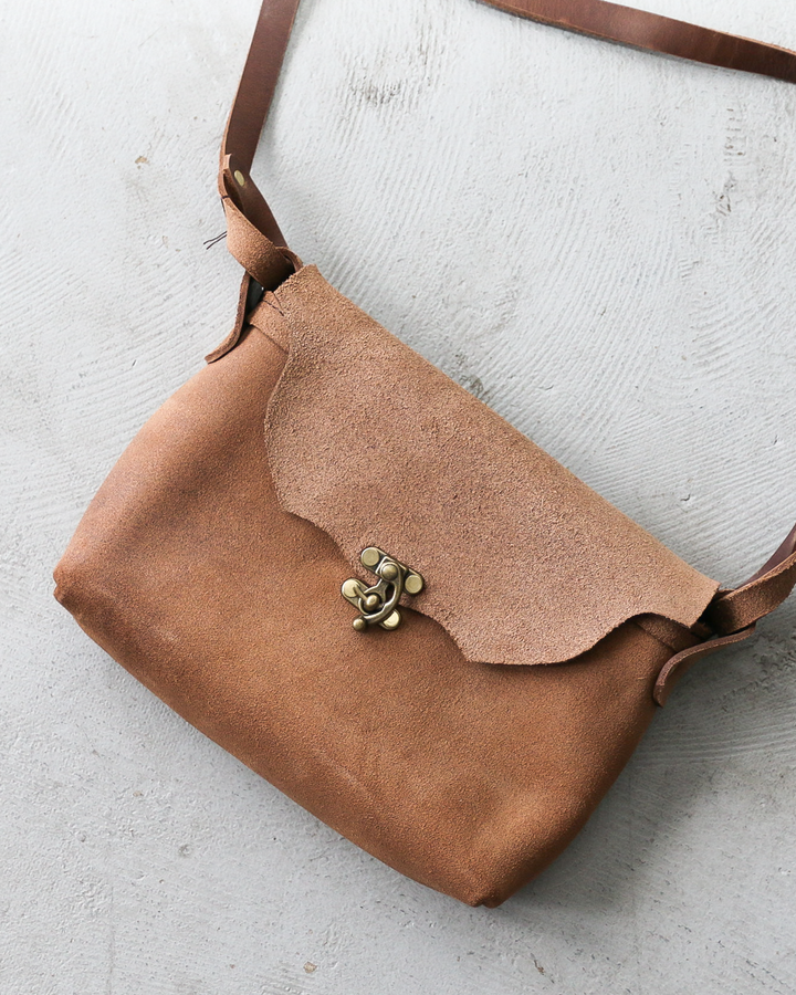 FERNAND LEATHER フェルナンドレザー Horizontal Latch Pouch Sand Suede