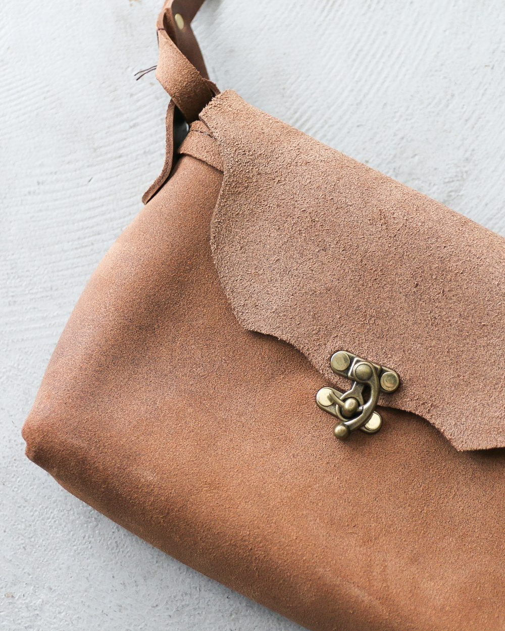 FERNAND LEATHER フェルナンドレザー Horizontal Latch Pouch Sand Suede