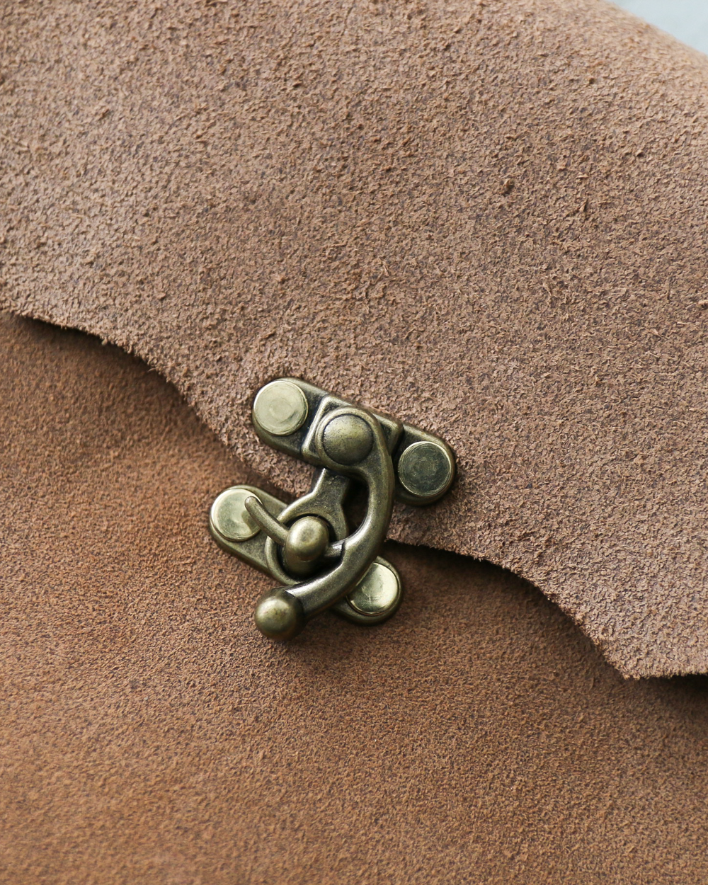 FERNAND LEATHER フェルナンドレザー Horizontal Latch Pouch Sand Suede