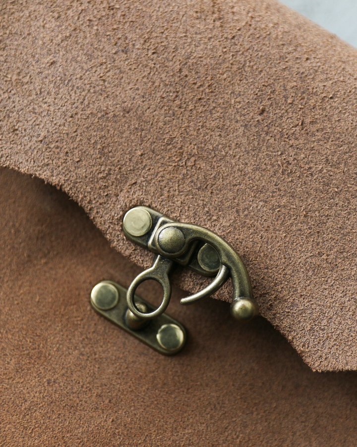 FERNAND LEATHER フェルナンドレザー Horizontal Latch Pouch Sand Suede