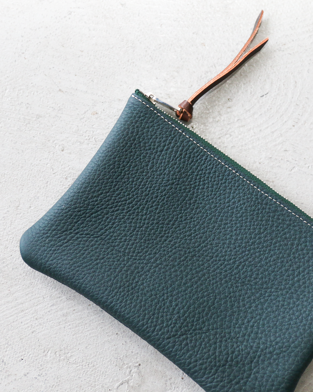 ITUAIS イトゥアイス TAURILLON LAGUN LEATHER POUCH Green