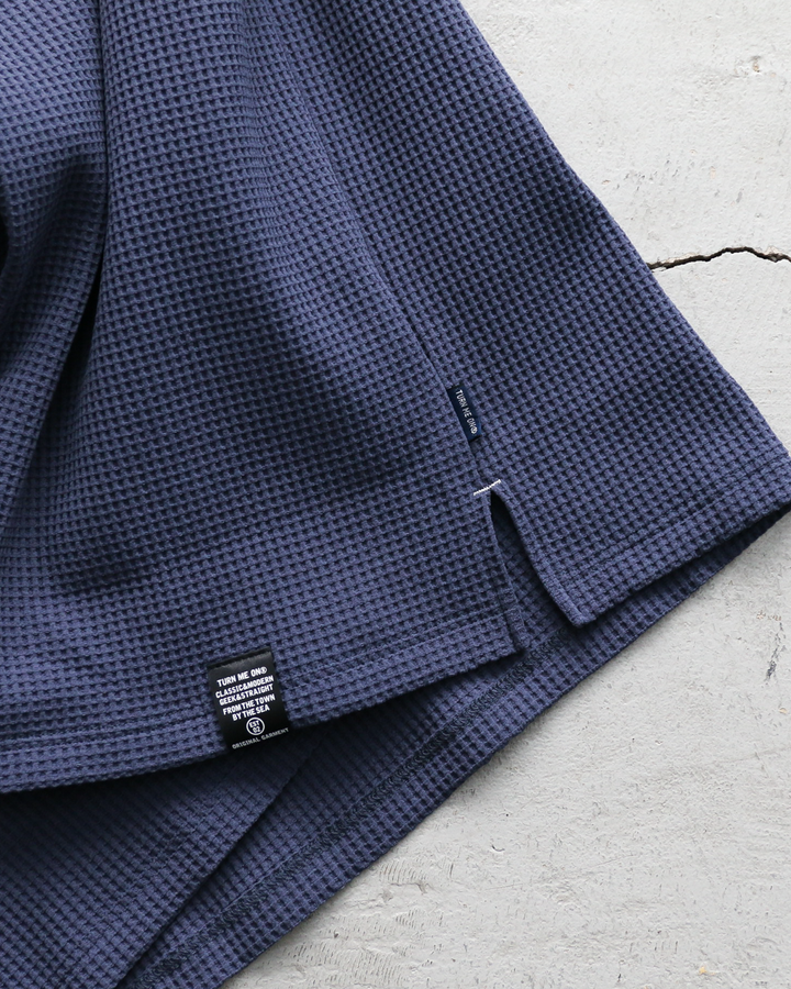 TURN ME ON Waffle Thermal Tee Smoke Blue