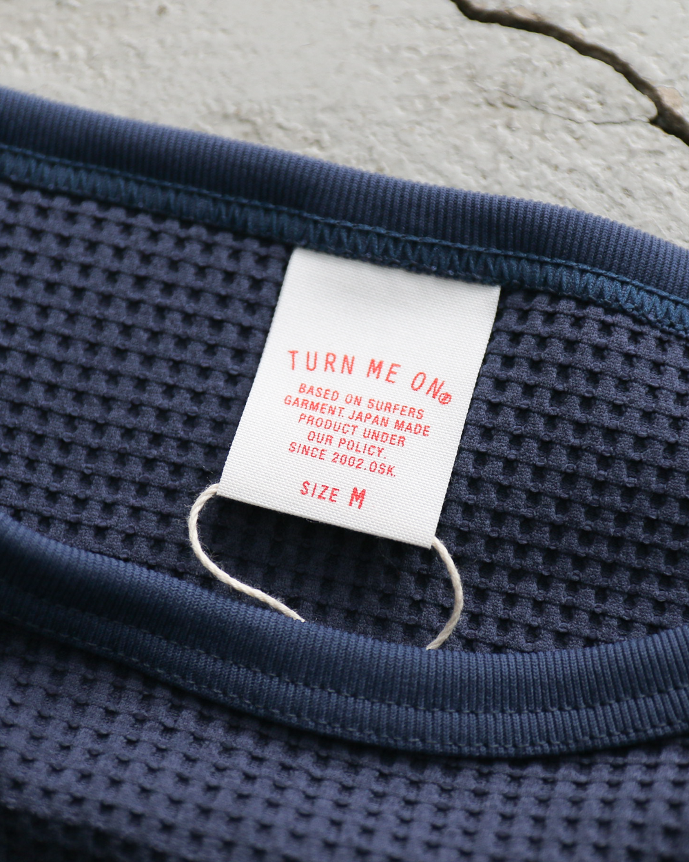 TURN ME ON Waffle Thermal Tee Smoke Blue