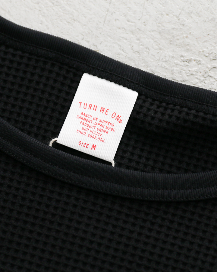 TURN ME ON Waffle Thermal Tee Black